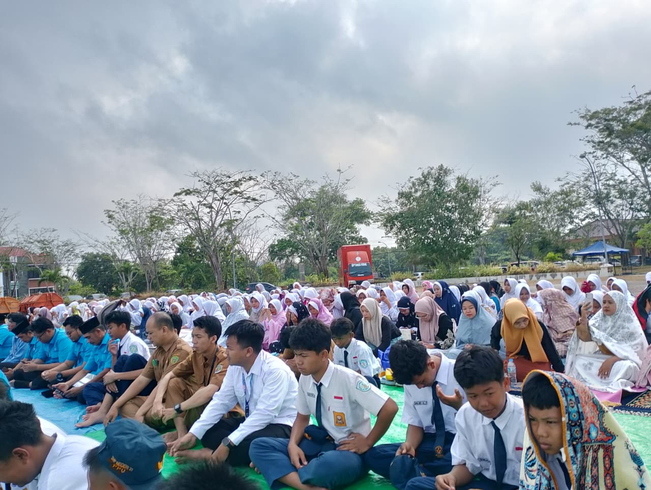 2. Ikuti Sholat Istisqo